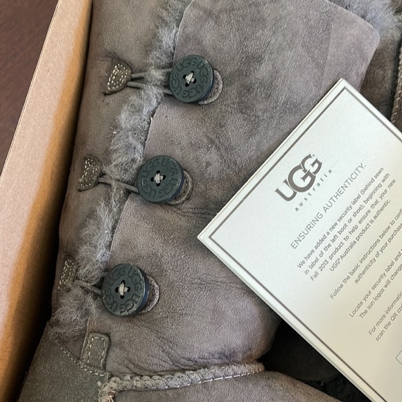 UGGS K Bailey Button Triplet, Size 2 - Picture 8 of 15